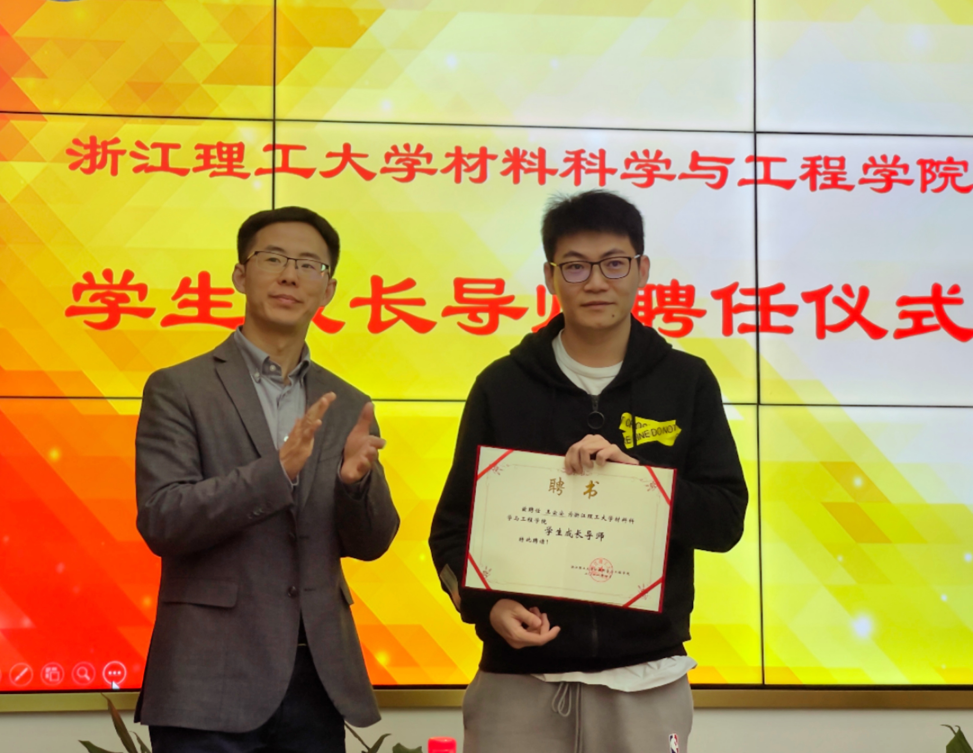 然后,王云安分享了他大学时期和创业过程中的一些小故事,讲述了